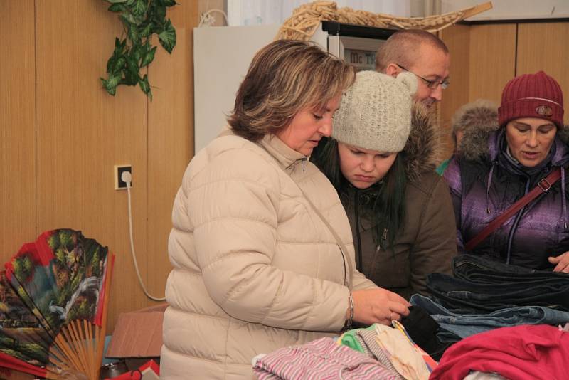 Občanské sdružení Stanislavy Chumanové uspořádalo další bazárek. Zájem o zboží byl v sobotu dopoledne obrovský.