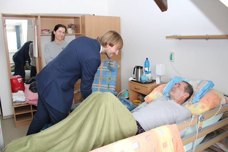 Ministr zdravotnictví Adam Vojtěch při návštěvě Hospice sv. Jana N. Neumanna v Prachaticích.