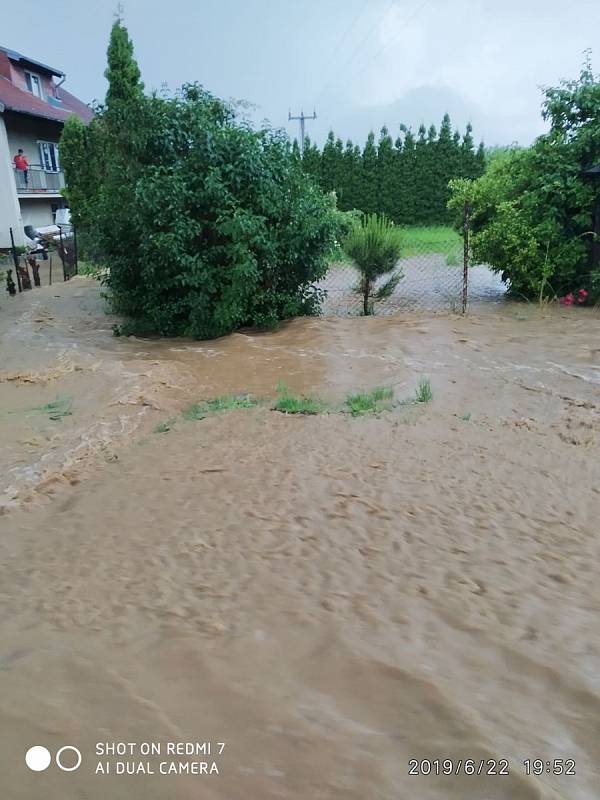 V Chlumanech zalila několik domů voda z rozvodněného potoka a rybníka.