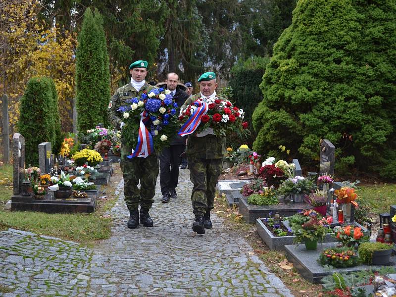 Zástupci města a Klubu vojenských důchodců z Prachatic uctili památku padlých ve světových válkách.