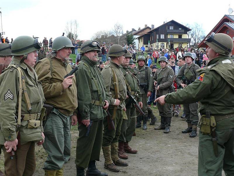 Před závěrečnou salvou na počest kamaráda.