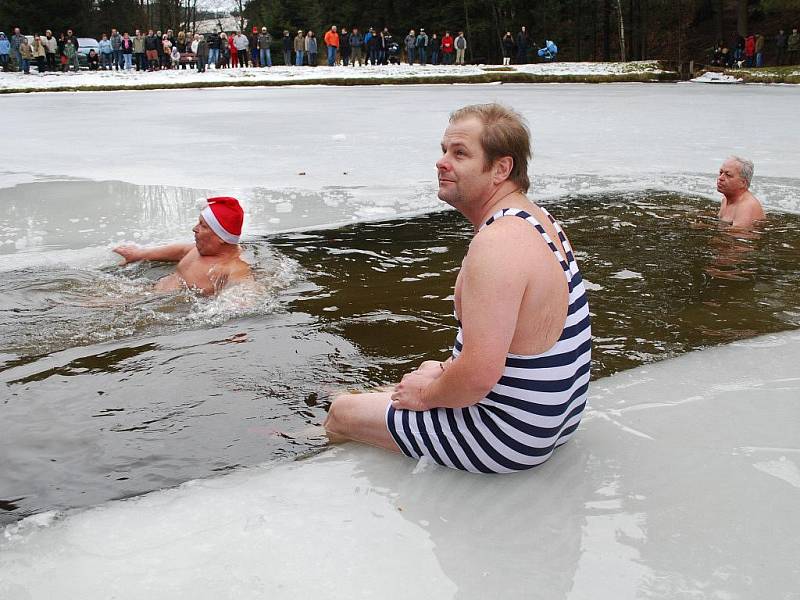 Otužilci se na Štěpána ponořili do Vodníku.