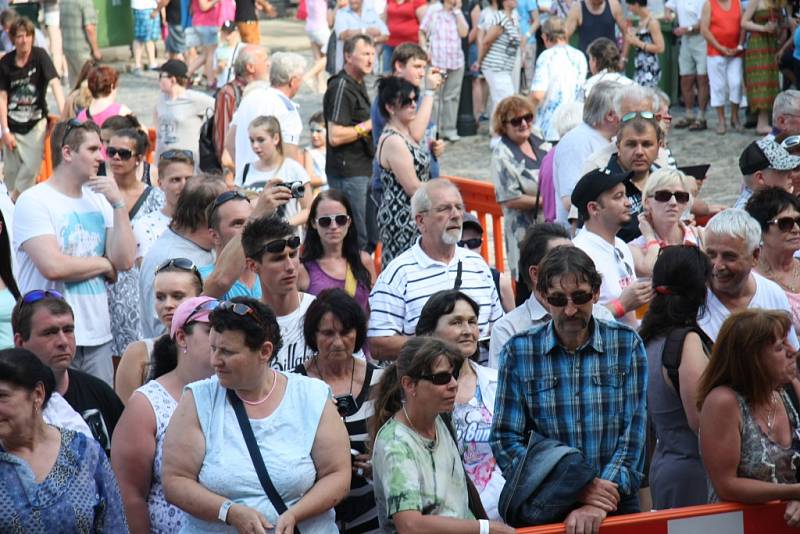 Slavnosti Zlaté stezky v Prachaticích zahájil v pátek v 17 hodin slavnostní průvod a historická ceremonie věnovaná zasedání městské rady nad návrhem nové prachatické kašny.