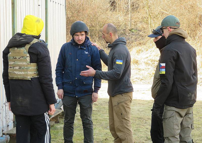 Výcvikově-vzdělávací centrum Elite Training Center Lhenice pod vedením poručíka Jaroslava Duchoně připravuje kurzy bojové medicíny pro ukrajinské občany zdarma. Jeden z nich se uskutečnil v neděli 20. března.