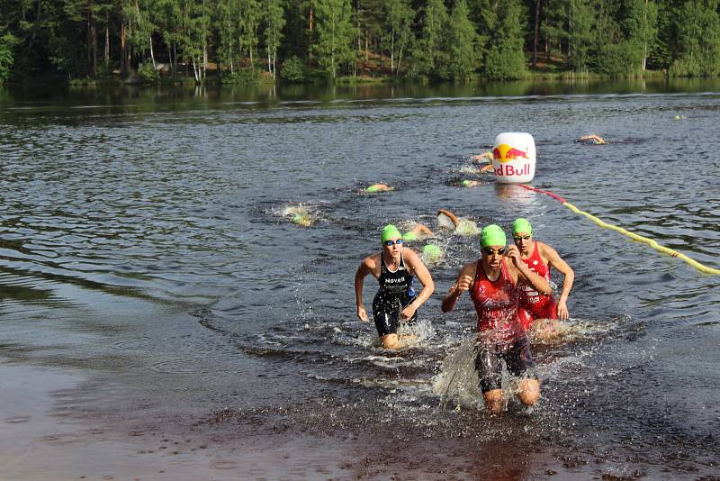 Triatlonistky připravily při Short tracku fanouškům skvělou podívanou.