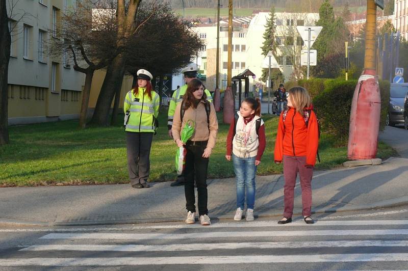 U Základní školy ve Vodňanské ulici v Prachaticích se děti dozvěděly, jak správně přecházet přes přechod. 