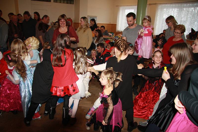 Karneval pro děti připravili o víkendu Žernovičtí.