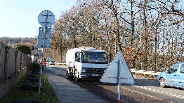 Mezi Netolicemi a Kratochvílí silničáři na několika místech frézovali vozovku.