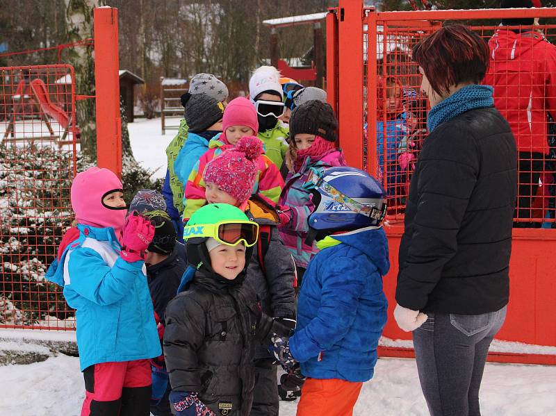 Děti z MŠ Zdíkov a Šumavské Hoštice absolvují svůj první lyžařský výcvik.