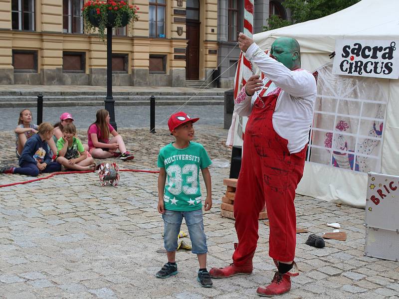 Stan na Velkém náměstí rozbalil při Muzejní noci Brick Cirk Cirkus Sakra. Klaun do svého vystoupení zatáhl i malé diváky. Ti se všichni skvěle bavili.