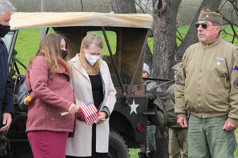 Kolona vojenských historických aut se pak přesunula k Pomníku setkání pěti armád u Vitějovic, kde se zástupcům města připojili také starostové obcí Vitějovice, Hracholusky a Strunkovice nad Blanicí.