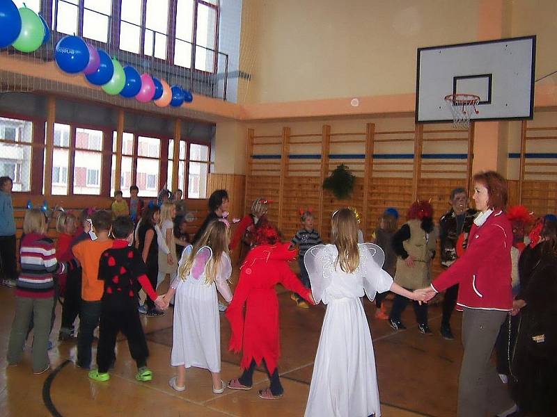 Tělocvičnu v Základní škole v Národní ulici ovládla čertovská diskotéka.