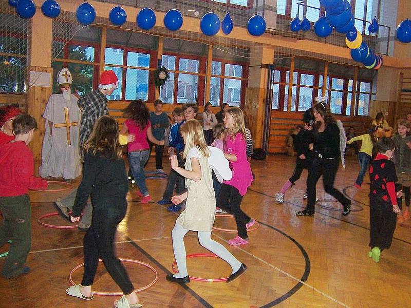 Tělocvičnu v Základní škole v Národní ulici ovládla čertovská diskotéka.