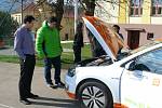 Auto na elektrický pohon zaparkoval na školním dvoře ZŠ Vodňanská v Prachaticích. Školáci si ho mohli prohlédnout pěkně zblízka.