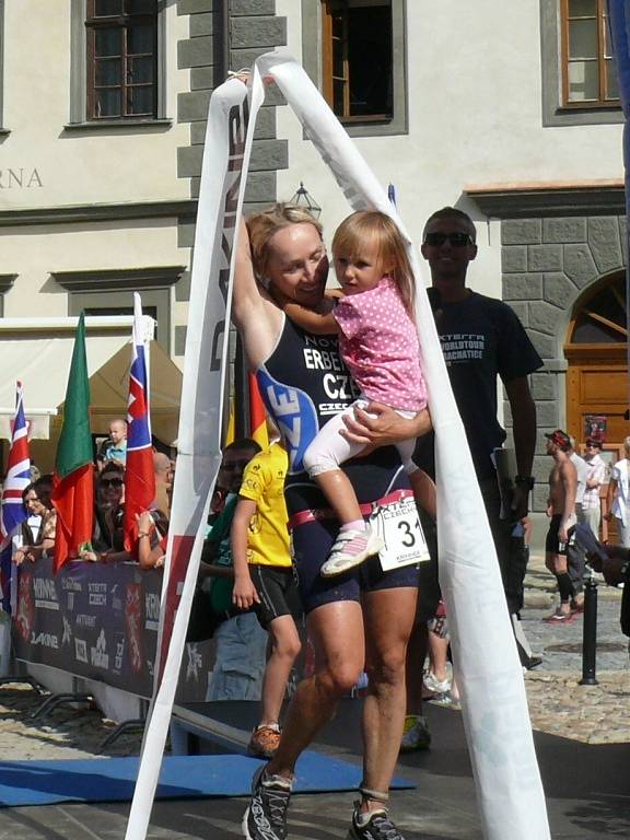 Helena Erbenová doběhla jako první žena v kategorii Elite v Prachaticích i s dcerou v náručí.