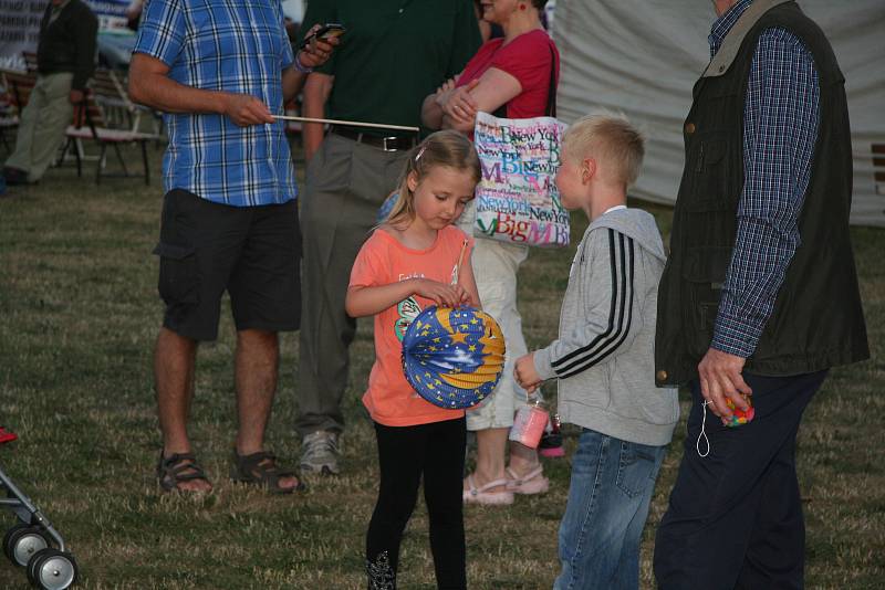 Wabi Daněk pohladil ucho posluchačů HusFestu, Čejka Band všechny parádně roztančil.