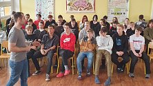 O energetických zdrojích besedoval Lukáš Martinec z Jaderné elektrárny Temelín s žáky základní školy.