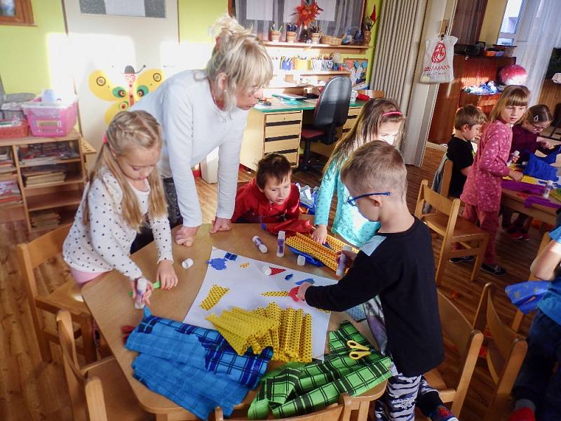 Děti z MŠ Paraplíčko vyráběly barevné draky.