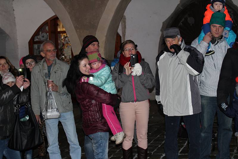 Waldkirchenští Raunachti pobavili plné prachatické náměstí.