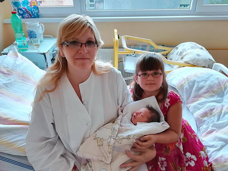 VERONIKA KOVÁŘOVÁ, MLYNAŘOVICE.Narodila se v pondělí 15. července v 6 hodin a 53 minutv prachatické porodnici. Vážila 3 110 gramů. Má sestřičku Lucinku (5 let). Rodiče: Lucie Vyskočilová a Vladan Kovář.