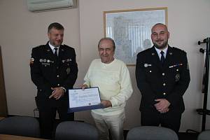 Ředitel policie Pavel Bártík, nálezce František Vastl a vrchní komisař Vladimír Přikryl.