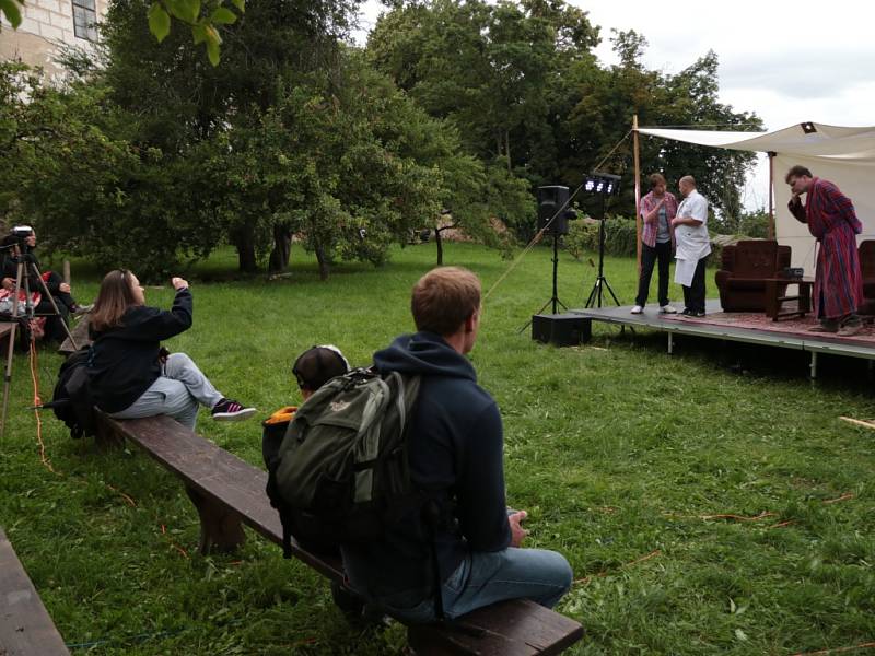 Multižántový festival Vimperský frňák má za sebou první den. V pátek odpoledne a v podvečer viděli diváci čtyři divadelní představení a tečku udělal koncert pop-rockové kapely.