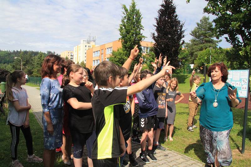 U Národky je nové workoutové hřiště. Radost z něj mají hlavně děti.