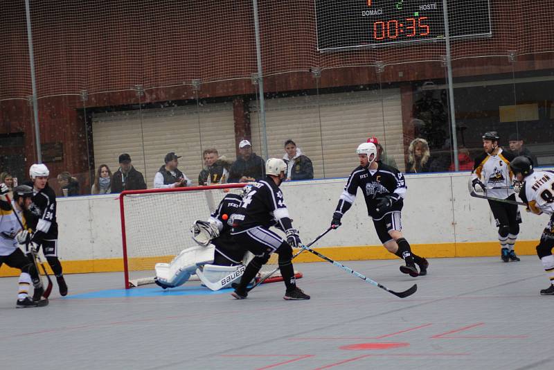 Hokejbalisté HBC Prachatice porazili Svítkov Stars Pardubice 5:2 a jsou ve čtvrtfinále play off.