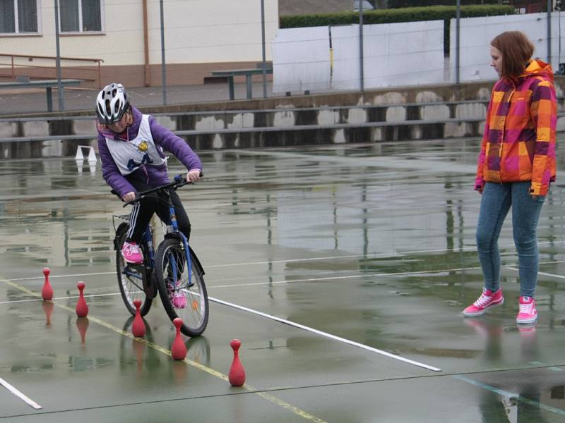 V Prachaticích se ve čtvrtek 5. května uskutečnilo okresní kolo soutěže mladých cyklistů. Ti museli zvládnout nejen jízdu na dopravním hřišti, ale také jízdu zručnosti, testy a zdravovědu.