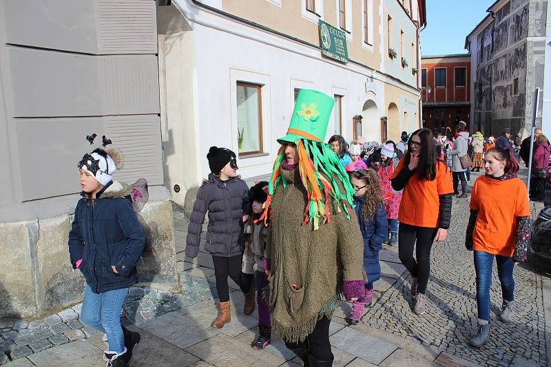 Děti ze ZŠ Zlatá stezka 240 vyrazily do masopustního průvodu Prachaticemi.