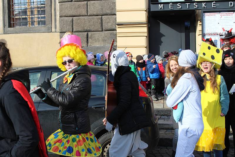 Děti ze ZŠ Zlatá stezka 240 vyrazily do masopustního průvodu Prachaticemi.