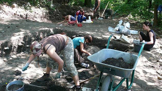 Studenti Jihočeské univerzity pomáhali při archeologickém průzkumu.
