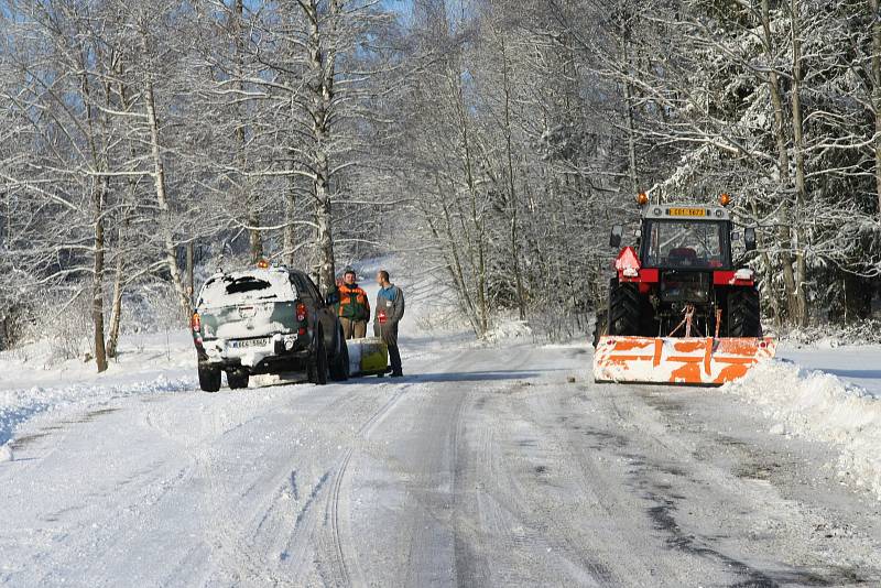 Místy jen mokrá silnice, jinde uježděná vrstva sněhu. Tak vypadaly vozovky v pondělí 18. prosince ráno na Prachaticku. V zatáčce u Perlovic zůstal kamion.