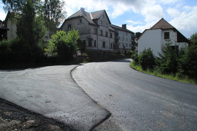 Objízdná trasa vedoucí přes Zátoň je chvílemi zkouškou nervů. Někteří řidiči čekání vzdají a jedou i na červenou.