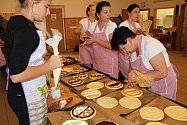 V obecní peci pod kostelem se v sobotu do oběda upeklo třicet chlebů a dvě stě padesát koláčů.