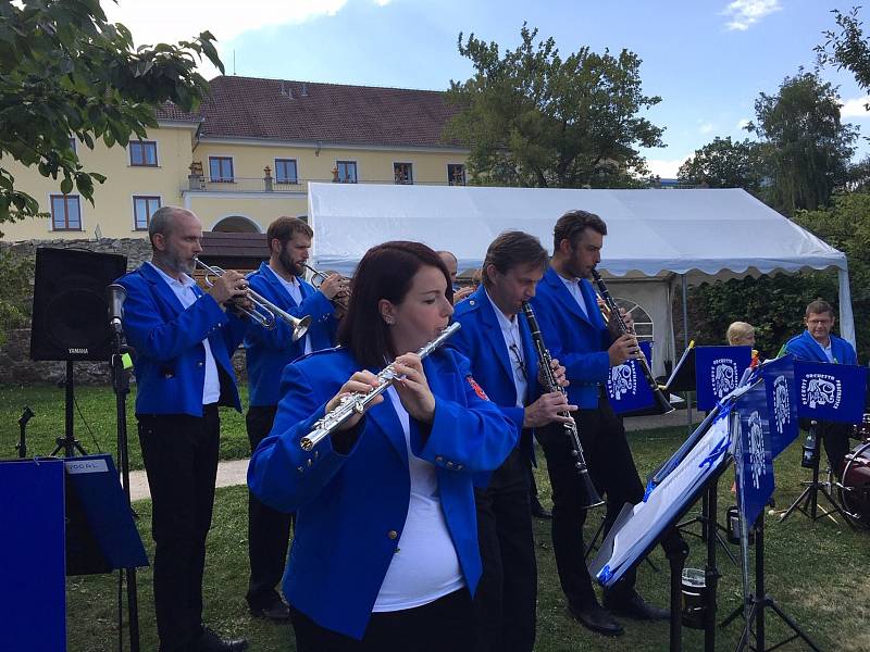 Dechový orchestr Prachatice hraje v parku Hospice sv. Jana N. Neumanna v Prachaticích.