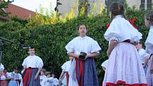 Libín-S Prachatice a dětský folklórní soubor Ostravička z Frýdku - Místku zahájily na Parkáně 20. novodobou sezonu plavení dřeva na Schwarzenberském plavebním kanále.