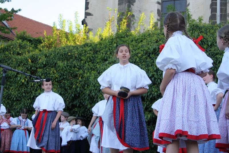 Libín-S Prachatice a dětský folklórní soubor Ostravička z Frýdku - Místku zahájily na Parkáně 20. novodobou sezonu plavení dřeva na Schwarzenberském plavebním kanále.