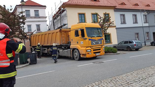 Řidič kamionu jel podle navigace, ale narazil do domu ve Vlachově Březí.