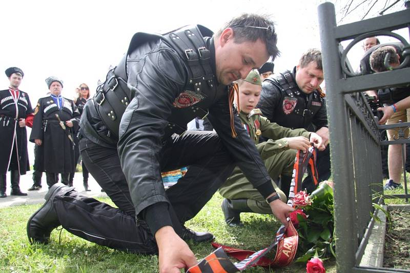 Místo původního památníku leží pod silnicí, konec druhé světové války na Prachaticku připomíná novější. I sem přišli Noční vlci položit květiny.