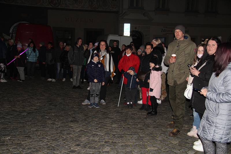 Čtyřicítka čertisek v pátek 19. listopadu večer bavila davy lidí v Prachaticích.