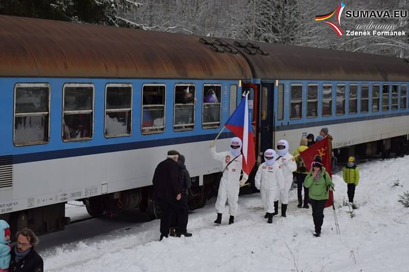 Silvestrovský vlak 2018. Poslední jízda v roce byla  tématicky laděna jako narozeninový vlak.