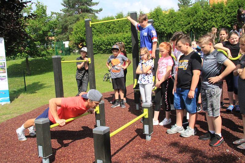 U Národky je nové workoutové hřiště. Radost z něj mají hlavně děti.