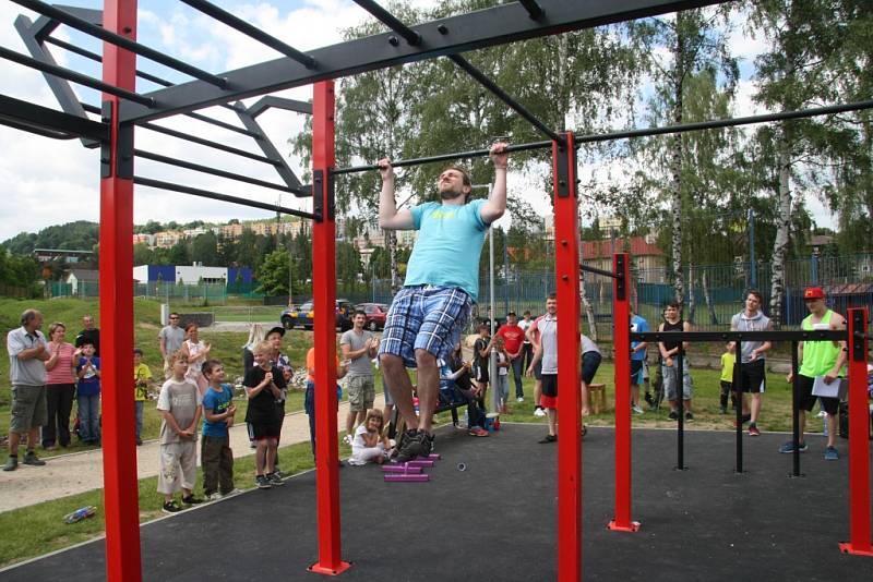 Ve Vimperku otevřeli v pátek 10. června nové hřiště pro street workout. Je první svého druhu na Prachaticku. Nové hřiště si mohli vyzkoušet i Vimperáci bez rozdílu věku.