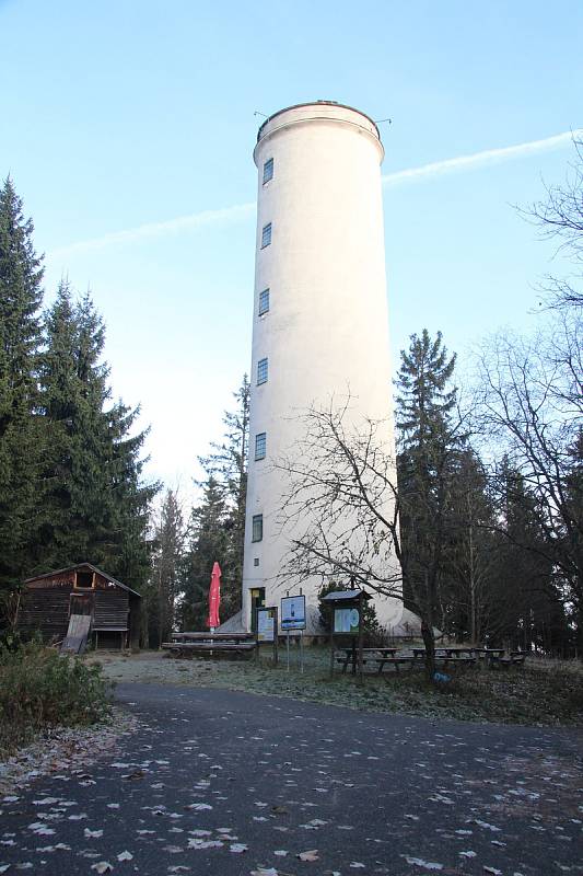 Horská chata u rozhledny na vrcholu Libína.