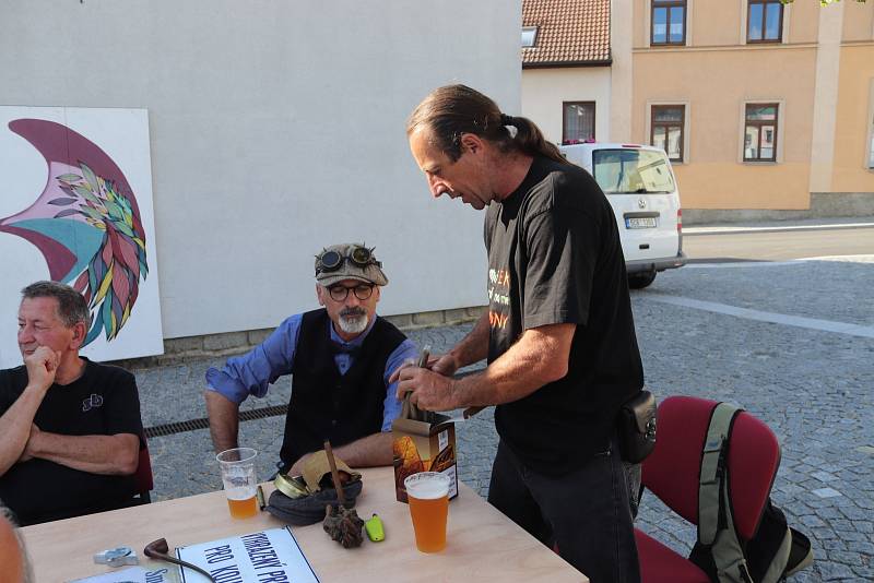 Posezení na rynku a Modrý dým.