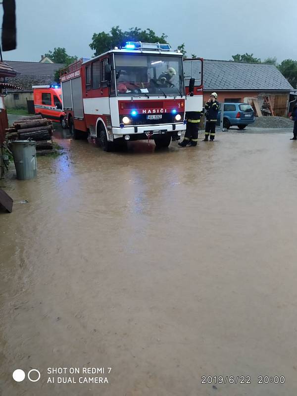 V Chlumanech zalila několik domů voda z rozvodněného potoka a rybníka.