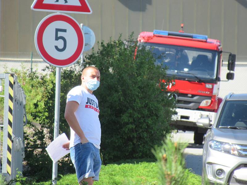 Každou hodinu během středečního dopoledne postoupilo odebrání vzorků z nosohltanu asi 25 zaměstnanců firmy InTiCa Systems Prachatice, vše se uskutečnilo v klidu, odpoledne přijdou na řadu jednotlivci.