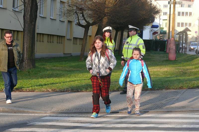 U Základní školy ve Vodňanské ulici v Prachaticích se děti dozvěděly, jak správně přecházet přes přechod. 