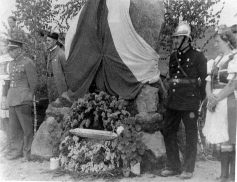 Odhalování původního Památníku setkání pěti armád ve Vitějovicích v květnu 1946. Fotografie z Diplomové práce Mgr. Pavla Študlara Prachatickému deníku poskytl Emil Nachlinger z Těšovic